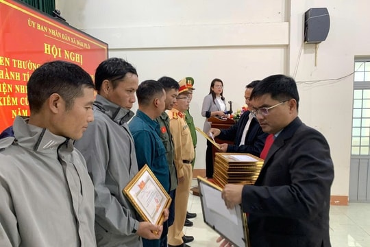 Quảng Ngãi: Khen thưởng nhiều tổ chức, cá nhân cứu hộ, khắc phục sạt lở trên đèo Lò Xo