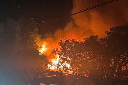 Gia Lai: Chợ Bình Dương bốc cháy trong đêm, gần 90 ki ốt bị thiêu rụi