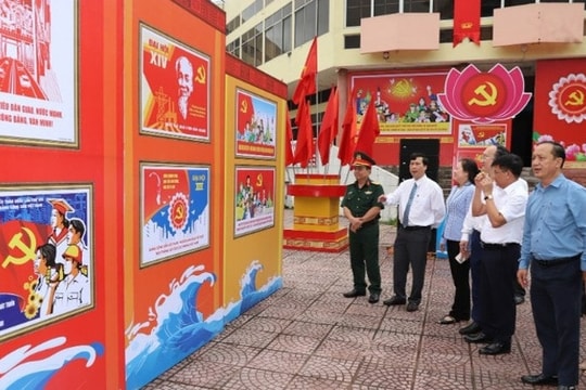 Triển lãm tranh cổ động tấm lớn tuyên truyền Đại hội Đảng