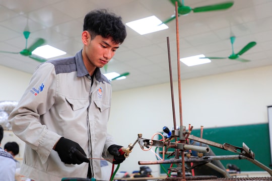 Góp ý văn kiện Đại hội XIV của Đảng: Giáo dục và đào tạo cùng khoa học công nghệ là quốc sách hàng đầu