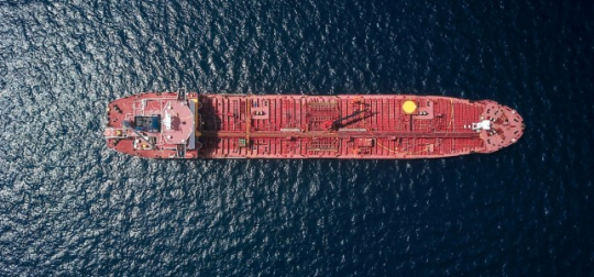 Lượng dầu dự trữ tăng vọt khi Nga và Iran đối mặt với lệnh trừng phạt của Hoa Kỳ