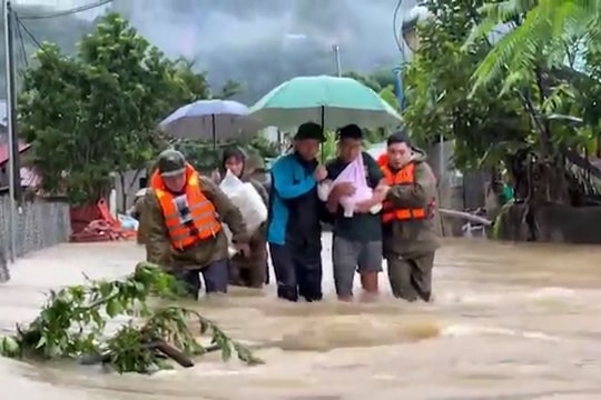 Bão Kalmaegi mạnh cấp 13 đổ bộ, cảnh báo thời thiết nguy hiểm cho miền Trung