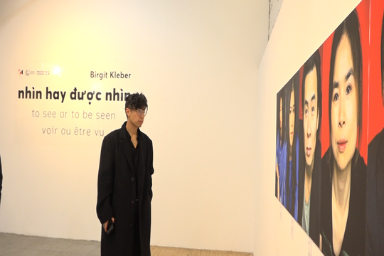 Triển lãm 'nhìn hay được nhìn': Khi ánh mắt kể câu chuyện về con người và nghệ thuật