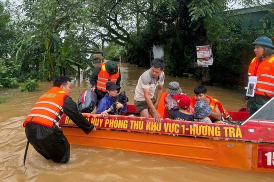 Khẩn cấp ứng phó bão số 13: Hoàn thành sơ tán dân khỏi vùng nguy hiểm trước 15h hôm nay