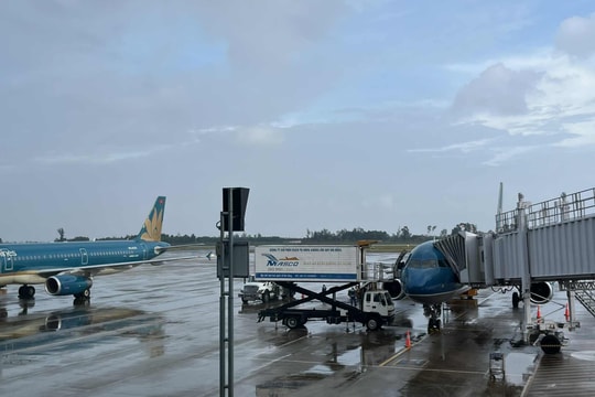 Tạm dừng tiếp nhận tàu bay tại nhiều cảng hàng không do bão Kalmaegi