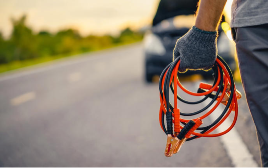 Cách xử lý khi xe chết ắc quy mà không có bộ sạc