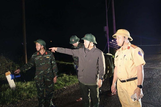 Không để người dân bị thiếu đói, rét hoặc rơi vào tình trạng nguy hiểm sau bão số 13