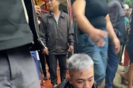 Người dân truy bắt nam thanh niên cướp tiệm vàng ở Thái Nguyên
