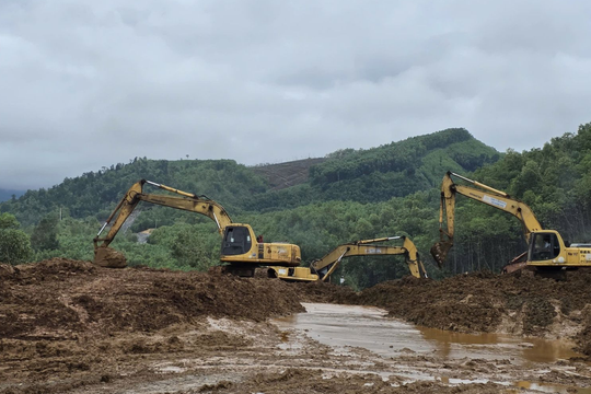 Mở đường tạm cho người dân đi khi Quốc lộ 14E sạt lở nghiêm trọng