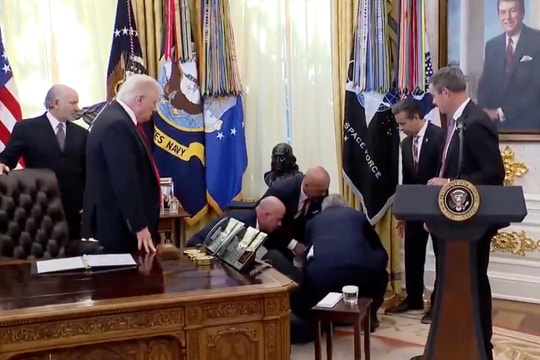 Sự kiện tại Nhà Trắng tạm dừng do khách bị ngất xỉu