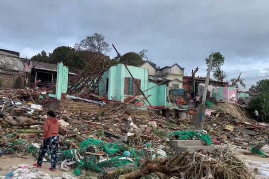 Tỉnh Gia Lai tan hoang sau bão Kalmaegi, hơn 2.400 ngôi nhà bị sập, tốc mái