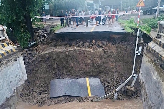 Gia Lai: Sập cầu trên đường Trường Sơn Đông do bão số 13