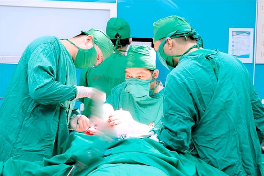 Tuyến cơ sở làm chủ kỹ thuật cao, ghép sọ tự thân cứu bệnh nhân 15 tuổi