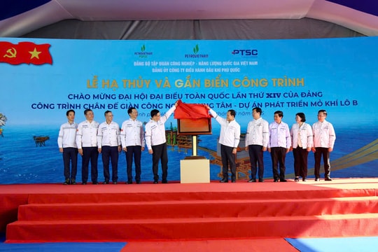 Gắn biển công trình chân đế giàn CPP Lô B chào mừng Đại hội Đảng toàn quốc lần thứ XIV