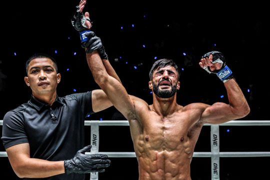 Hạ knock-out cao thủ Muay Thái, võ sĩ Trung Đông nhận 'mưa tiền thưởng'