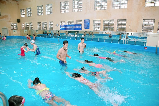 Học sinh toàn quốc sắp được học bơi trong trường