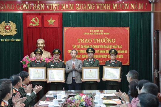 NXB Giáo dục Việt Nam tặng thưởng Công an tỉnh Bắc Ninh về thành tích triệt phá đường dây sách giáo khoa giả