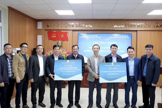 NXB Giáo dục Việt Nam ủng hộ các trường học bị ảnh hưởng bởi lũ lụt tại tỉnh Bắc Ninh