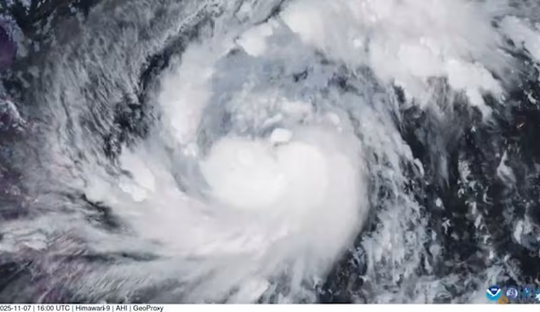 Philippines cảnh báo siêu bão Fung-wong với sóng cao 5 mét sắp đổ bộ