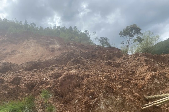 Nổ lớn sau động đất, đất đá tràn xuống vùi lấp đường ở Quảng Ngãi