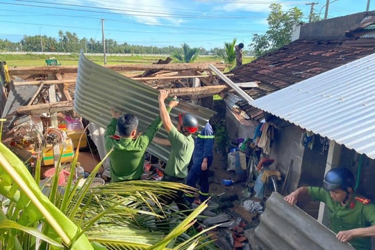 Bão số 13 làm sập hơn 2.300 ngôi nhà, gần 60.000 căn tốc mái