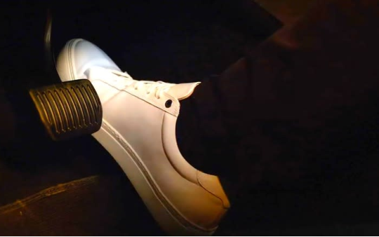 Tại sao Trung Quốc cấm lái xe bằng một bàn đạp