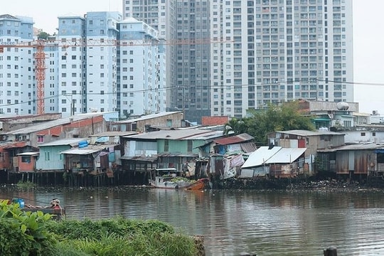 Di dời nhà ven sông, kênh rạch ở TP HCM: Người yếu thế lo ‘không nổi’ tiền sổ đỏ