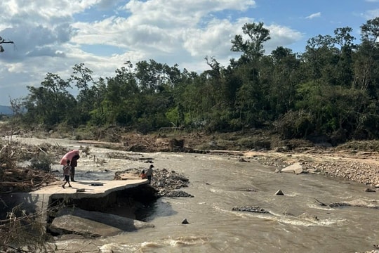 Gia Lai: Đường bị lũ cuốn trôi sau bão, hơn 1.100 người bị cô lập