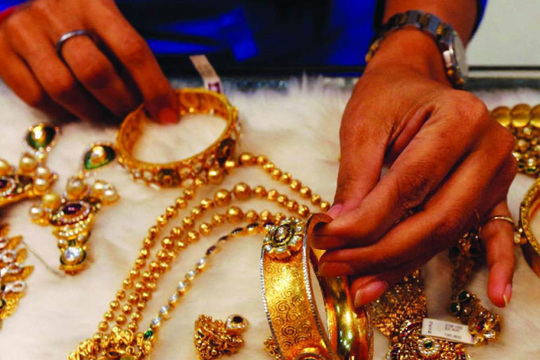 Giá vàng thế giới lao dốc tuần thứ ba liên tiếp