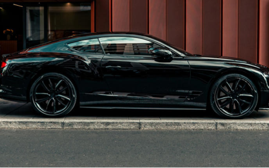 Cách giữ xe đen bóng không bám bụi