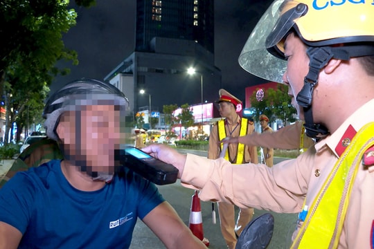Huế: Ra quân mở đợt cao điểm kiểm tra, xử lý vi phạm nồng độ cồn