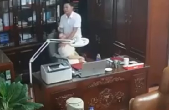 Buộc thôi việc Chủ tịch HĐQT Trường THPT Tô Hiến Thành do liên quan loạt clip 'thân mật' trong phòng làm việc