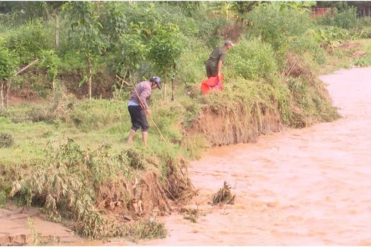 Quảng Ngãi: Nỗ lực tìm kiếm 2 nạn nhân mất tích do bị lũ cuốn