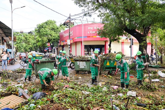 HEPCO tăng ca cả ngày lẫn đêm để dọn rác sau lũ