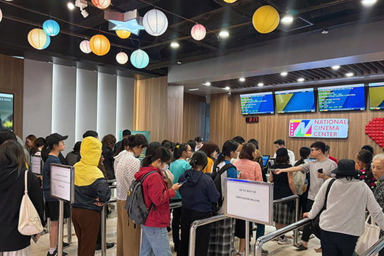 Người dân xếp hàng nhận vé xem 'Mưa đỏ'