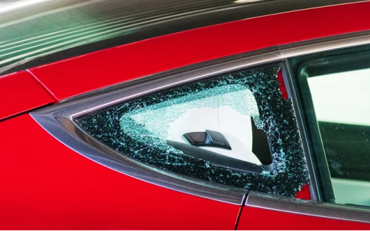 Vì sao kính nhỏ sau xe lại đắt hơn cả kính chắn gió?