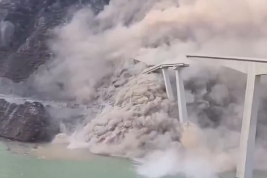 Lở đất khiến cây cầu mới khánh thành của Trung Quốc sụp đổ