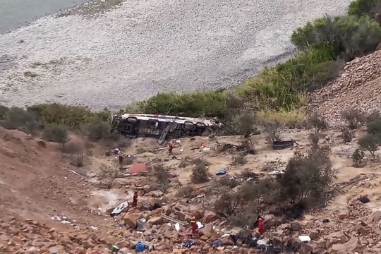 Ít nhất 37 người thiệt mạng trong vụ xe buýt rơi xuống khe núi ở Peru