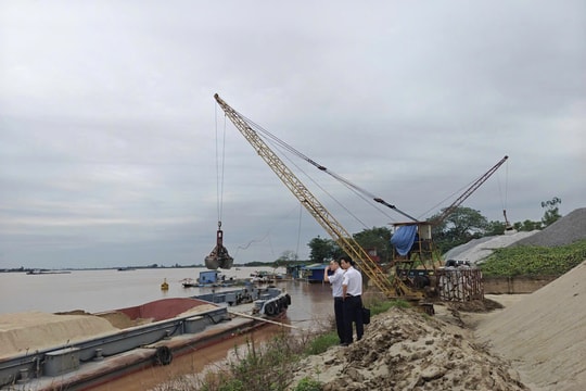 Xử lý bến bãi xây dựng hoạt động không phép trên tuyến sông Hồng