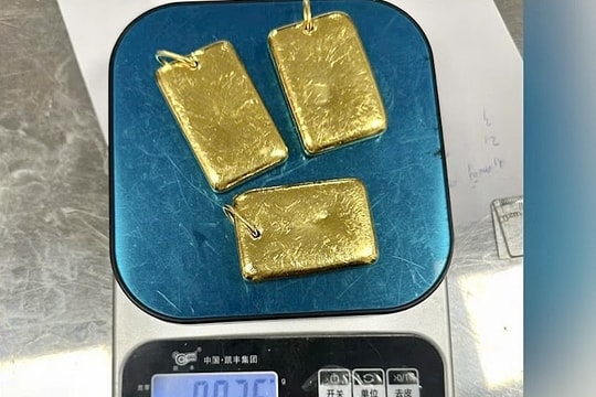 Hải quan Nội Bài phát hiện hành khách mang 3 miếng kim loại nghi là vàng