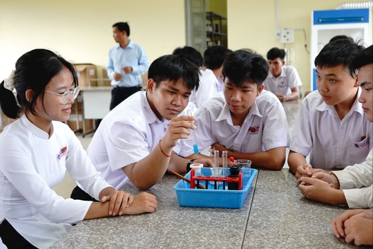 “Ép học” có thể bị phạt tiền: Cha mẹ có đang mất quyền dạy con?