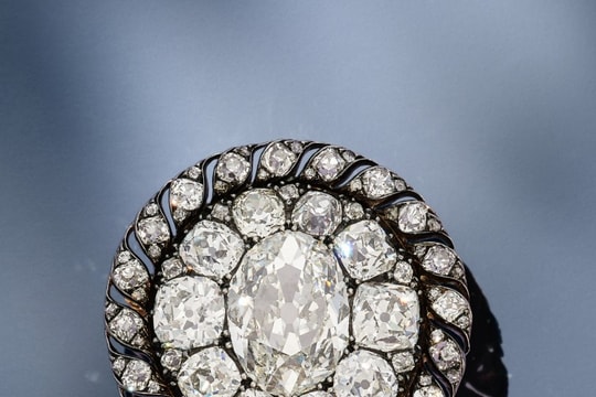 Chiếc ghim cài kim cương của Napoléon được bán đấu giá hơn 4,4 triệu USD