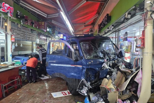 Xe tải đâm vào chợ ở Hàn Quốc, ít nhất 20 người bị thương