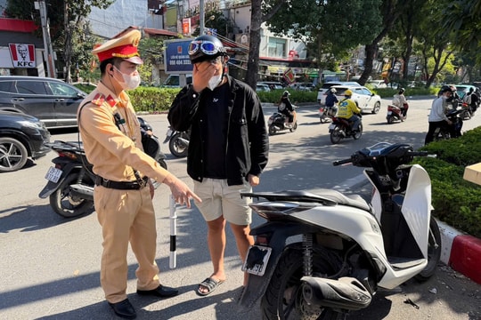 Hà Nội: CSGT xử lý hàng trăm trường hợp che biển số, dùng điện thoại khi lái xe