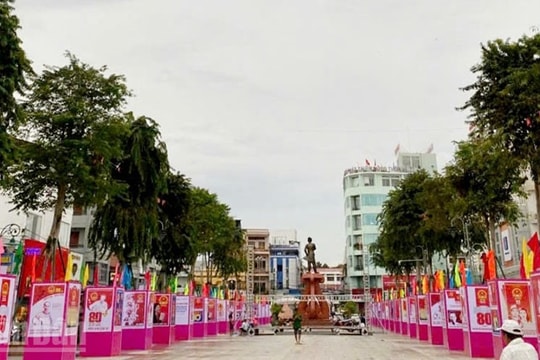 Triển lãm tranh cổ động tấm lớn về Ngày Tổng tuyển cử đầu tiên tại An Giang