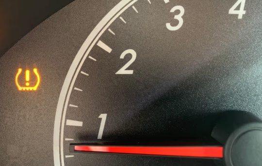 Đèn báo áp suất lốp không tắt dù đã bơm đủ: nguyên nhân và cách xử lý