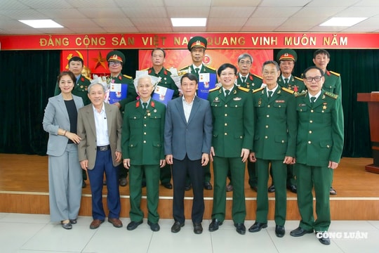 Gặp mặt và trao Kỷ niệm chương cho hội viên Hội Cựu chiến binh Cơ quan Trung ương Hội Nhà báo Việt Nam