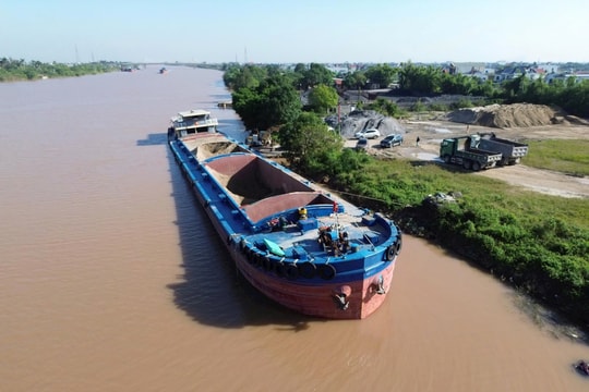 Cảnh sát giao thông xử lý bến bãi “chui” trên sông Trà Lý