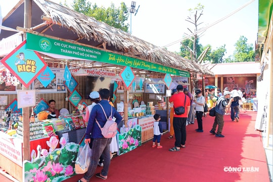 Du khách thích thú khám phá sắc màu làng nghề truyền thống tại Hà Nội