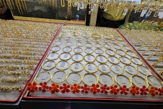 Giá vàng hôm nay 15/11/2025: Giá vàng SJC, giá vàng nhẫn, vàng thế giới